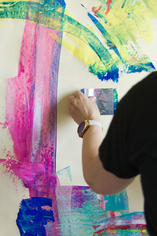 Intensive Acryl-Farbklekse auf einer Mischpalette