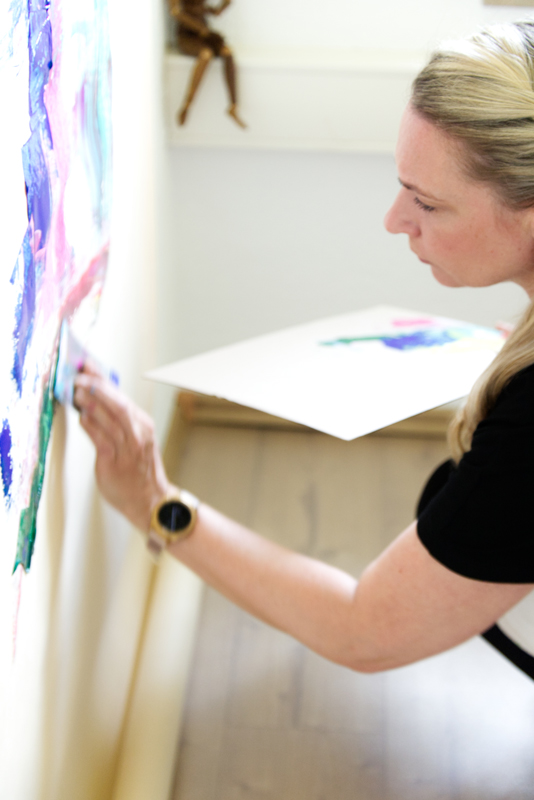 Romy Feld lächelnd vor ihrem fertigen Kunstwerk